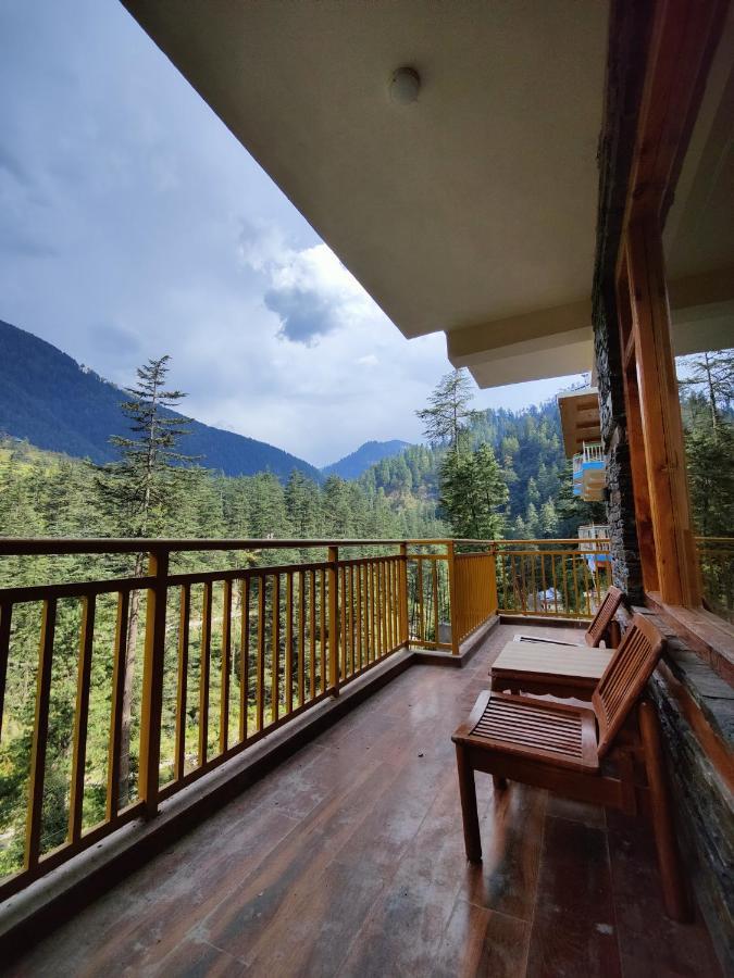 The Woodpecker Inn & Cafe, Jibhi Exterior photo