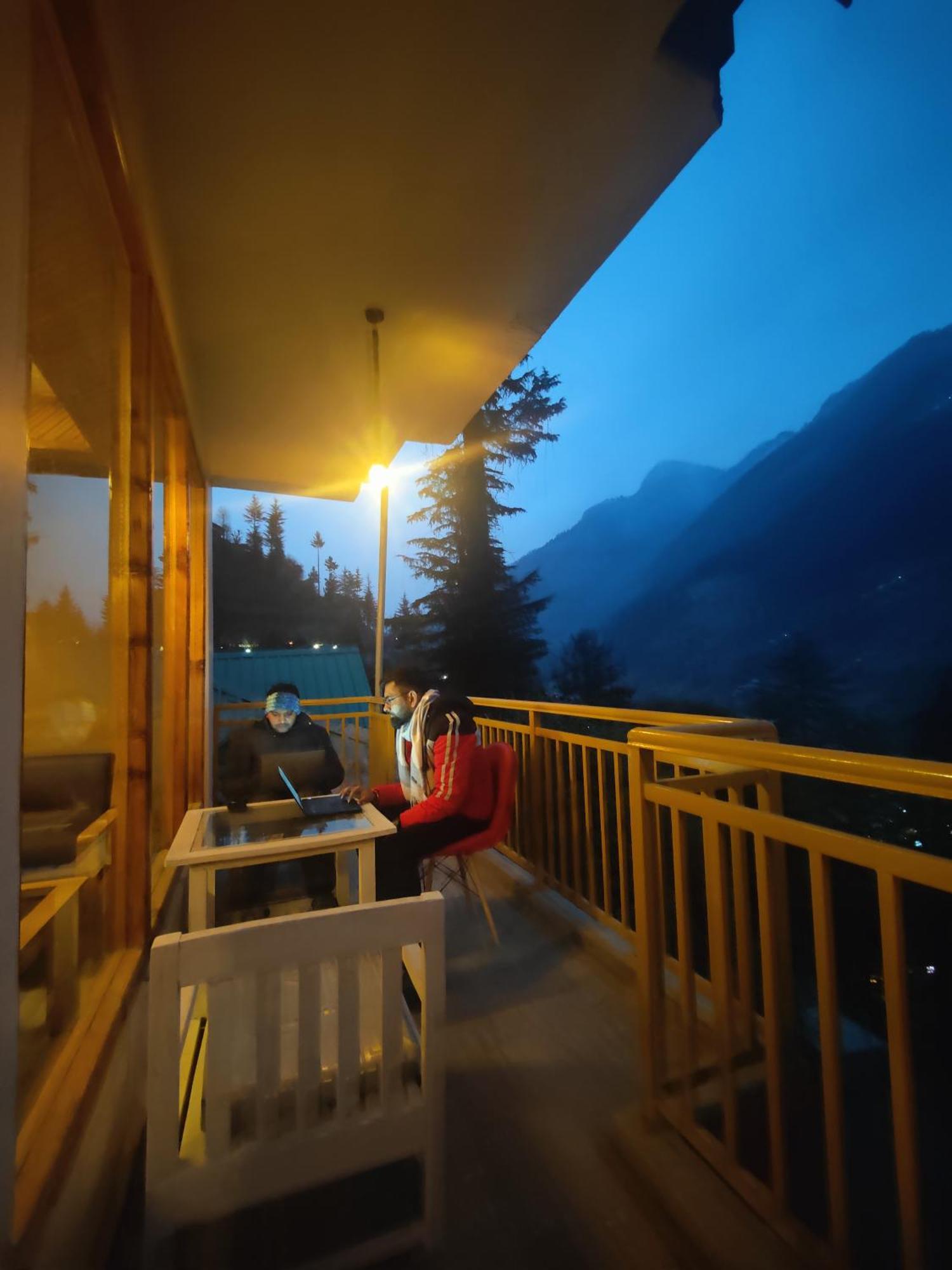 The Woodpecker Inn & Cafe, Jibhi Exterior photo